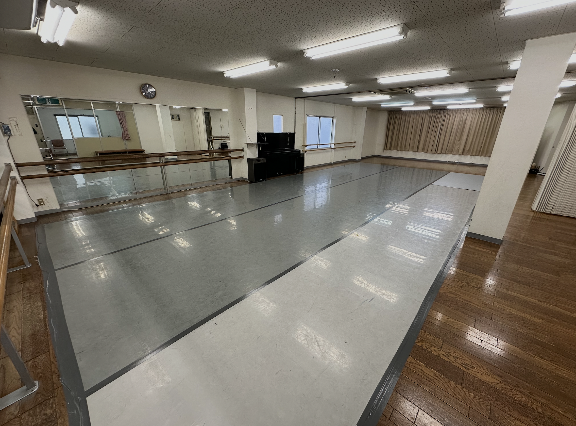 大きなフロアと窓があるスタジオ